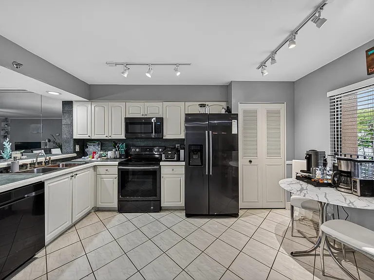 2200 S Cypress Bend Dr #101 — Photo 9