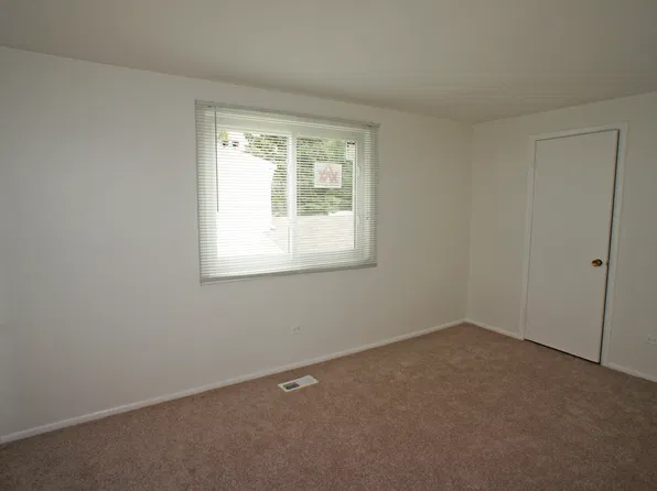 869 Oxford Pl, Wheeling, IL 60090