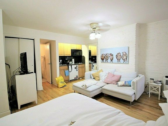 2nd image of 424 W 22nd St APT 1