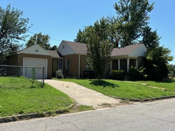 1 Tenlawns Pl, Salina, KS 67401