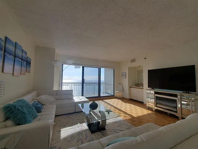 3 bed, 2.5 bath, 1968 sqft, $3,950 — Photo 4