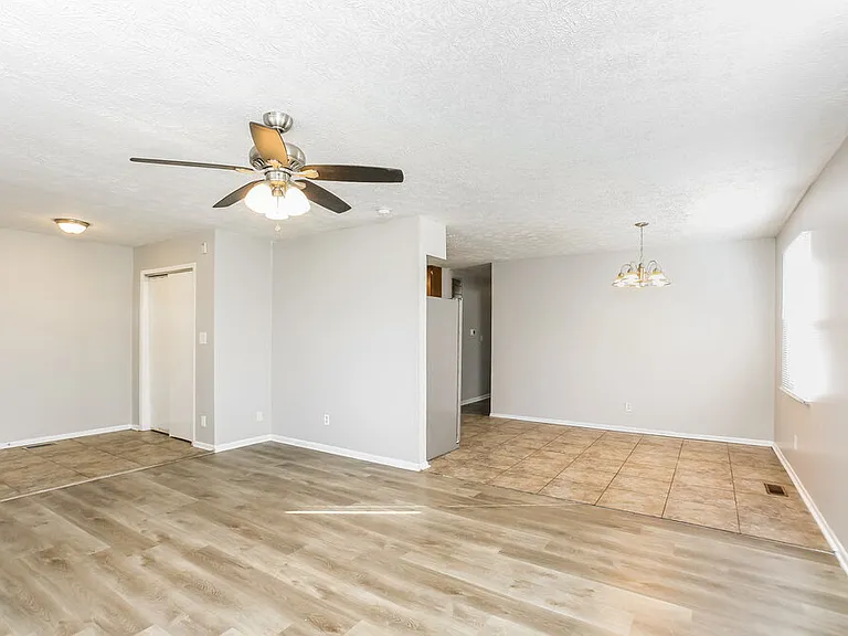 4623 N Richardt Ave — Photo 4