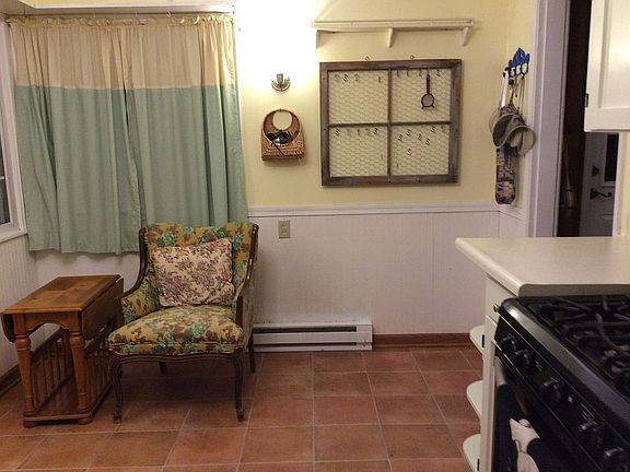 sitting area in kitchen