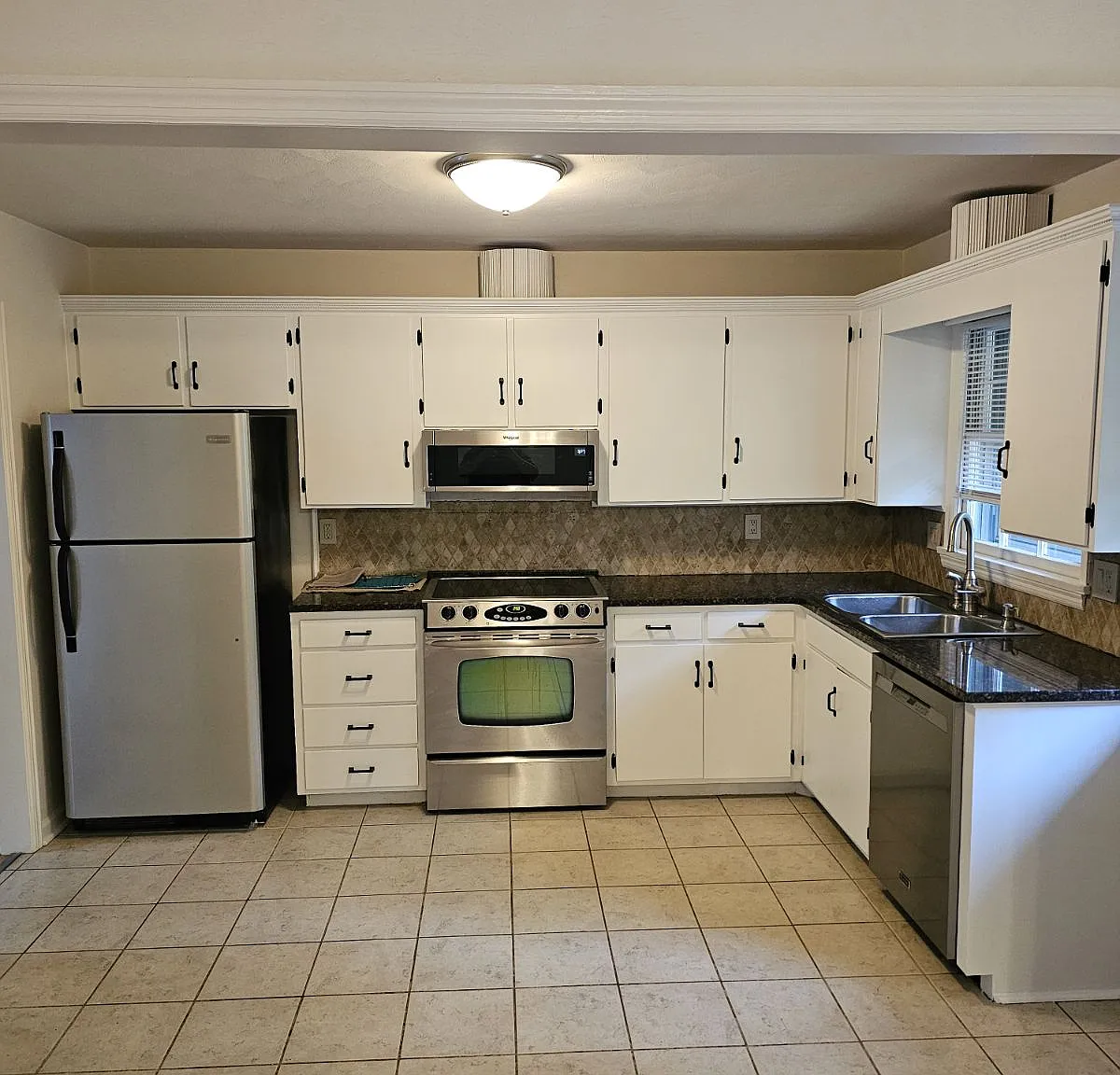 3 bed, 1428 sqft, $2,350 — Photo 2