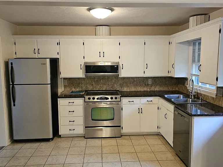 5553 Cynthia Dr — Photo 2