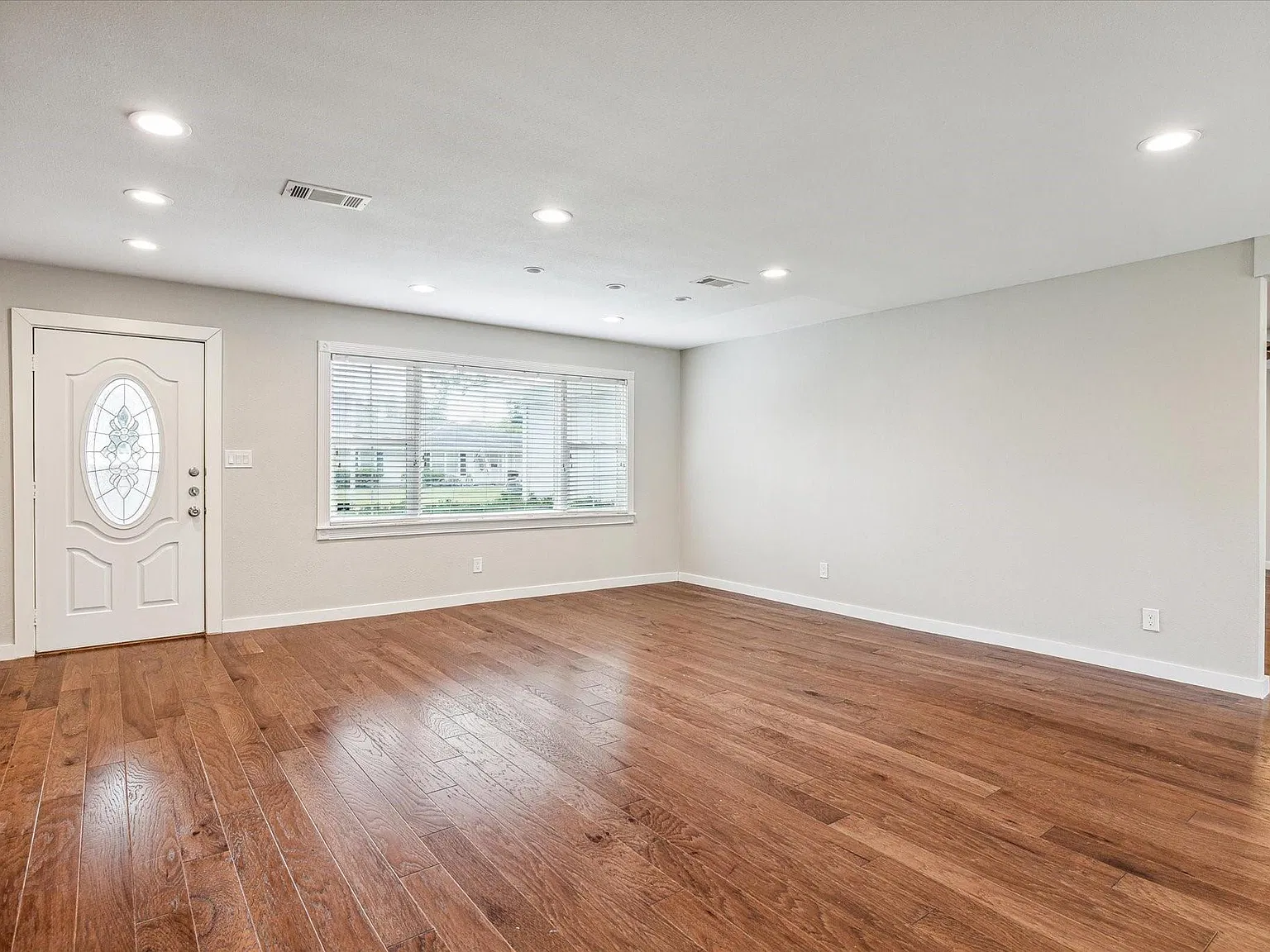 3 bed, 2.0 bath, 1572 sqft, $3,000 — Photo 3