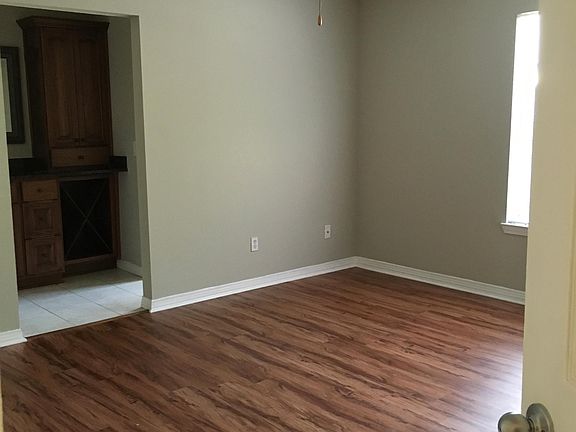 5th image of 5908 Savannah Dr