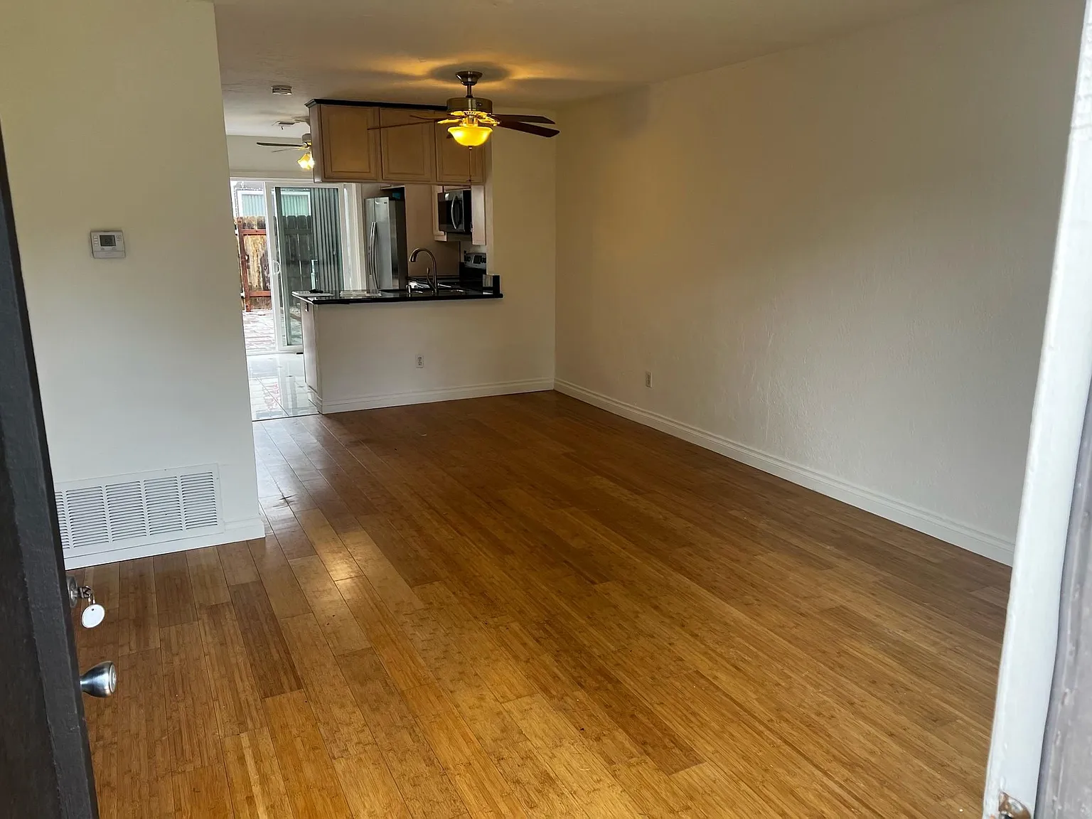 2 bed, 898 sqft, $2,645 — Photo 3