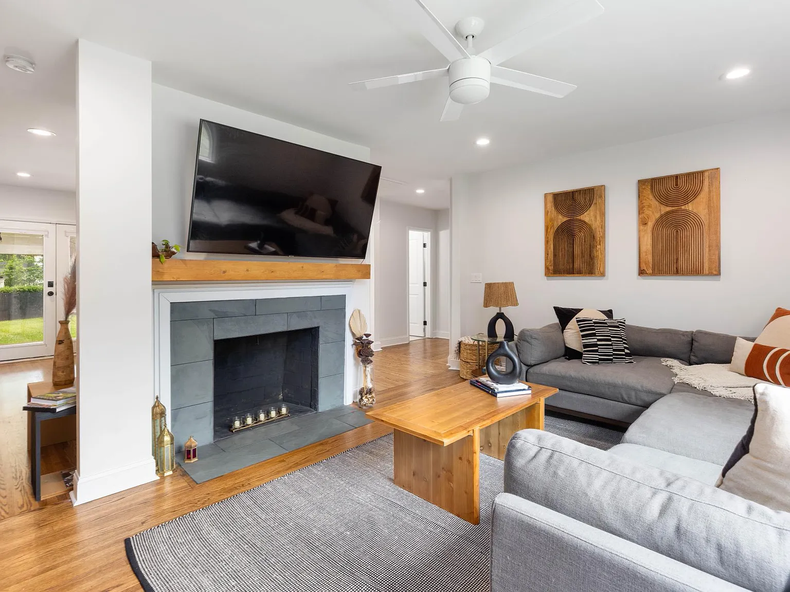 916 Bridlepath Ln — Photo 1