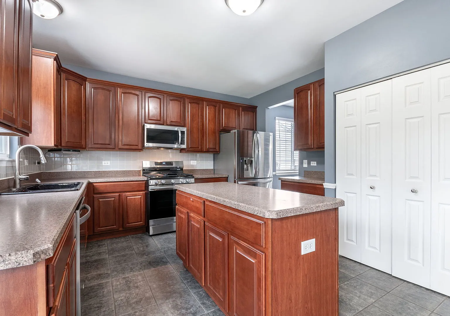 4 bed, 2.5 bath, 3080 sqft, $3,400 — Photo 3