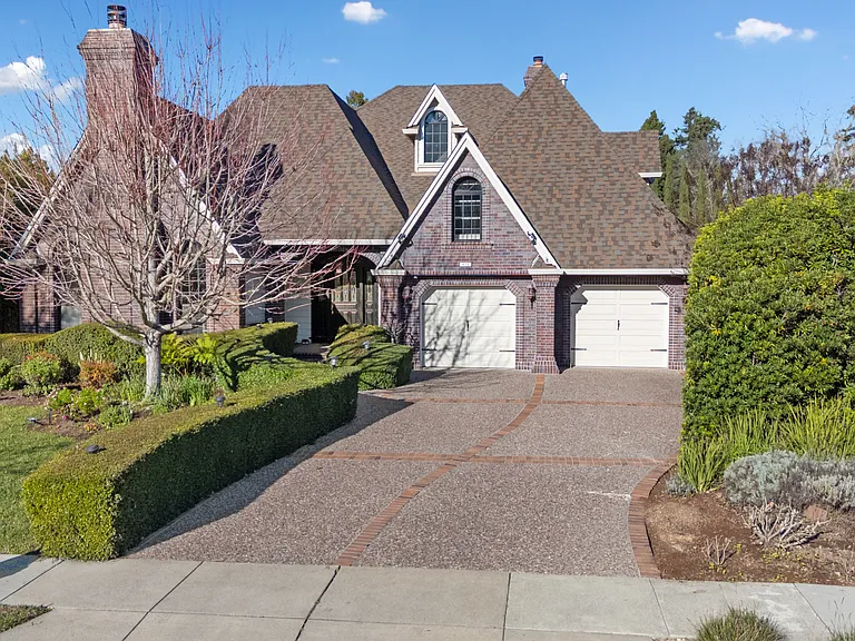 470 Eastin Dr — Photo 2