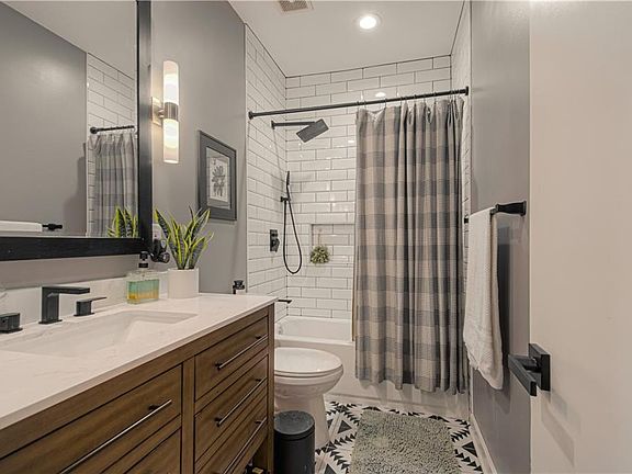3rd image of 456 W 104th St Unit A