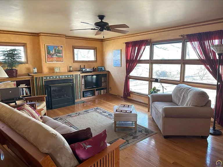 1418 NW Grove Ave — Photo 4