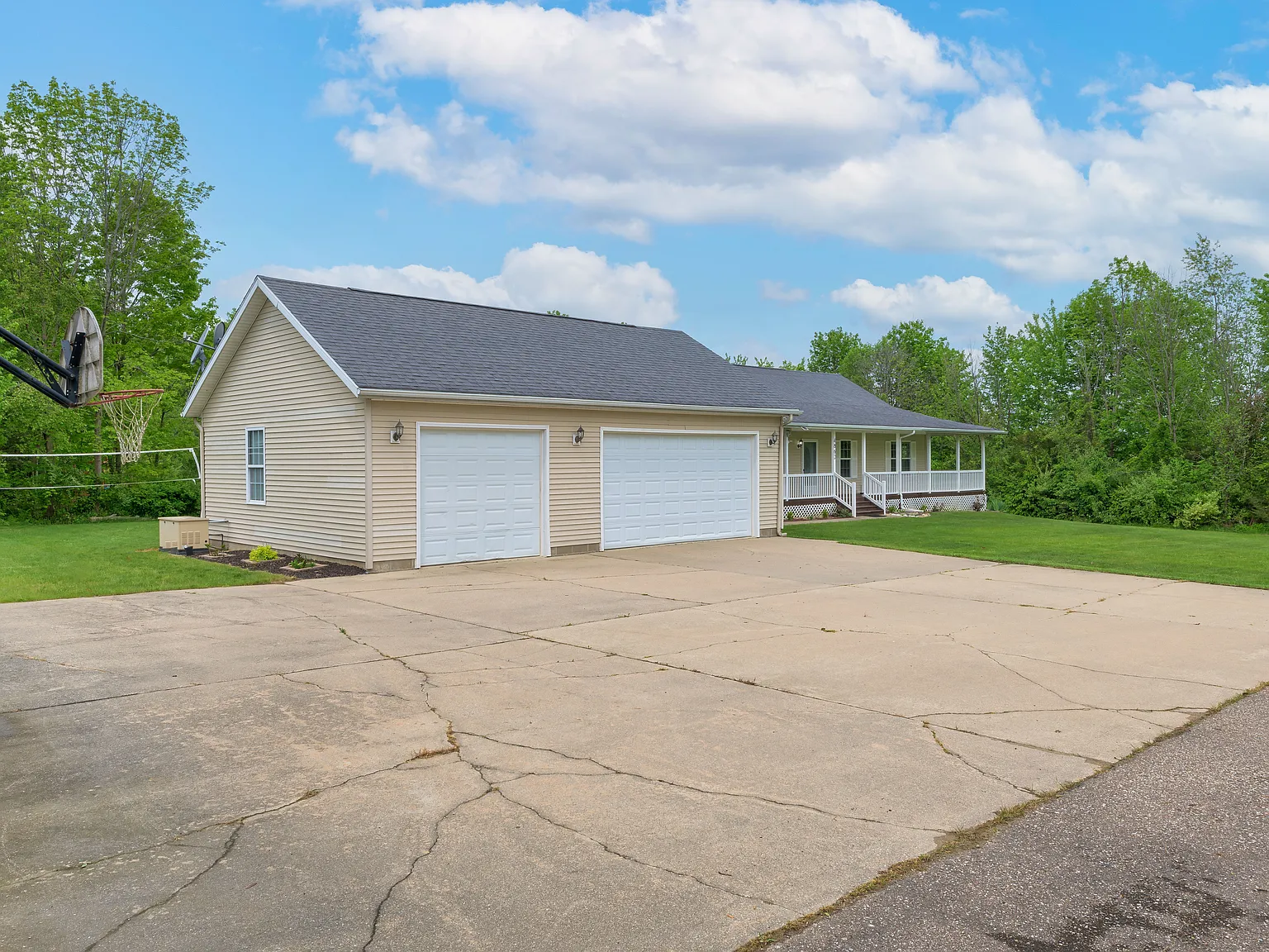 3 bed, 2100 sqft, $2,500 — Photo 4