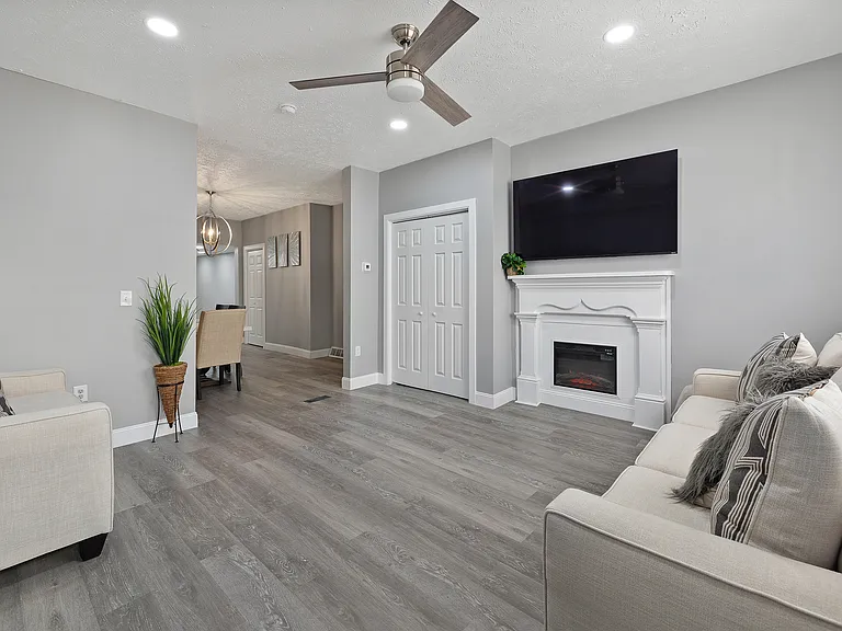 2118 Carey Way — Photo 2