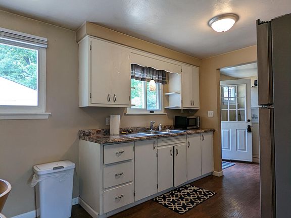 2nd image of 141 Aylesboro Ave