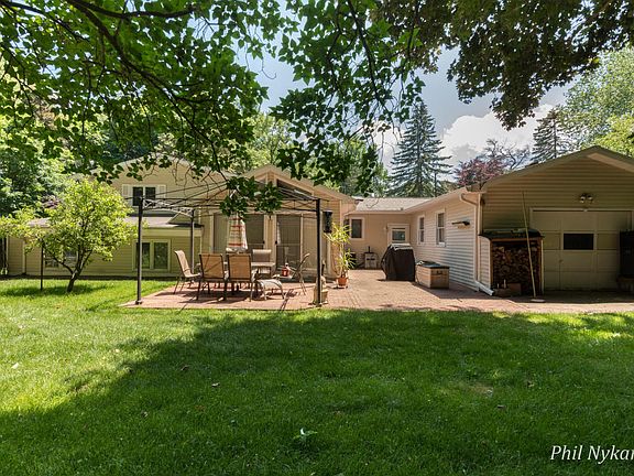 3rd image of 124 Christopher Ln