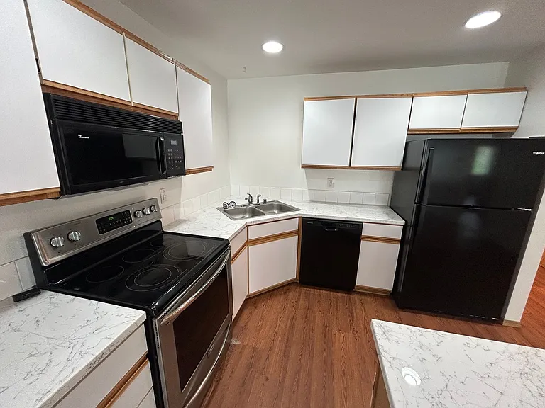 950 South Ash — Photo 11
