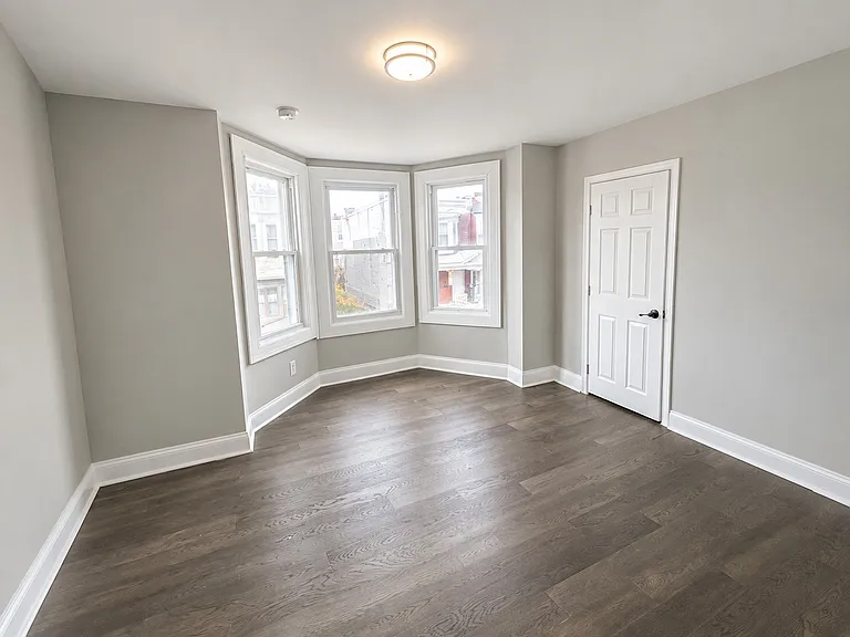 347 N Robinson St — Photo 15