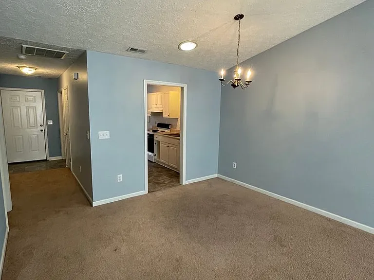 220 John Ct — Photo 8