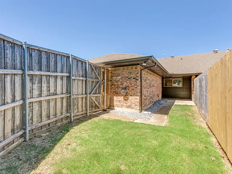 2822 Clear Springs Dr — Photo 25