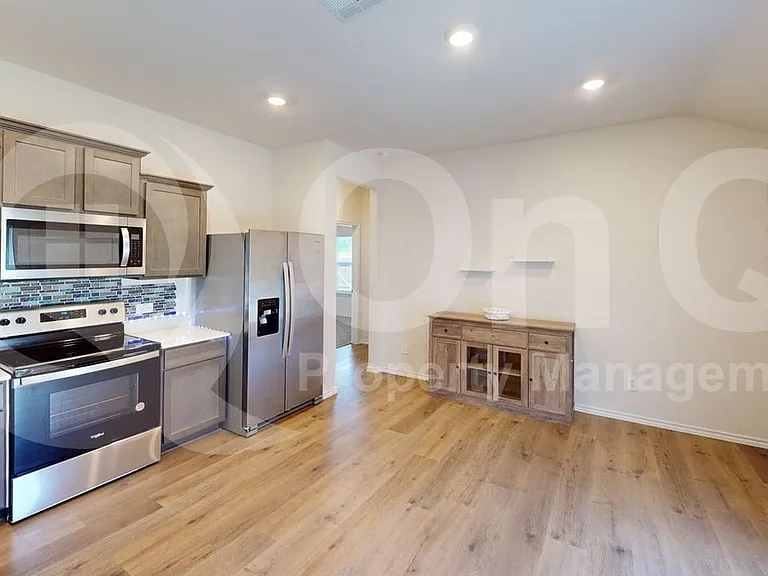 915 Presleigh Dr — Photo 6