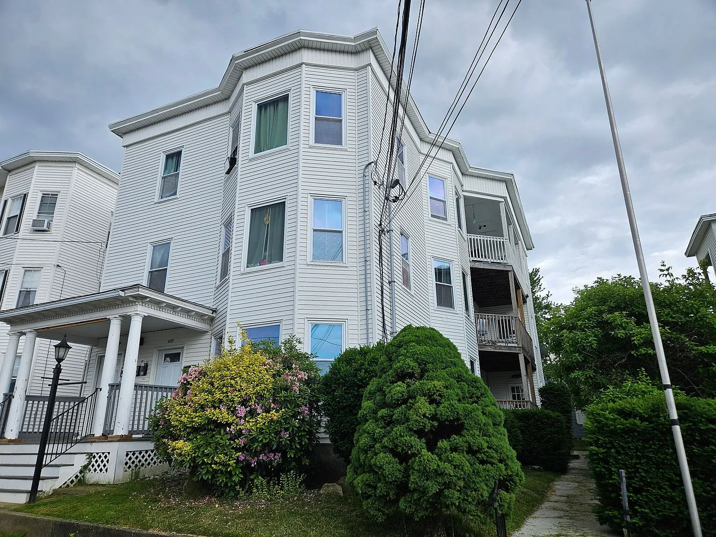 637 Harvard St — Photo 2