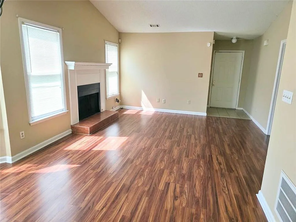 2 bed, 2.0 bath, 1082 sqft, $1,400 — Photo 2