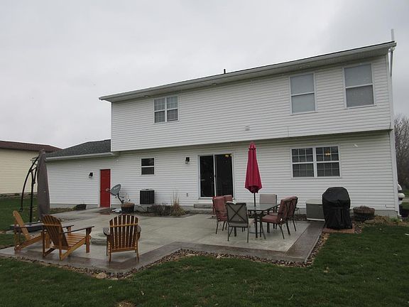 3rd image of 875 Woodview Dr