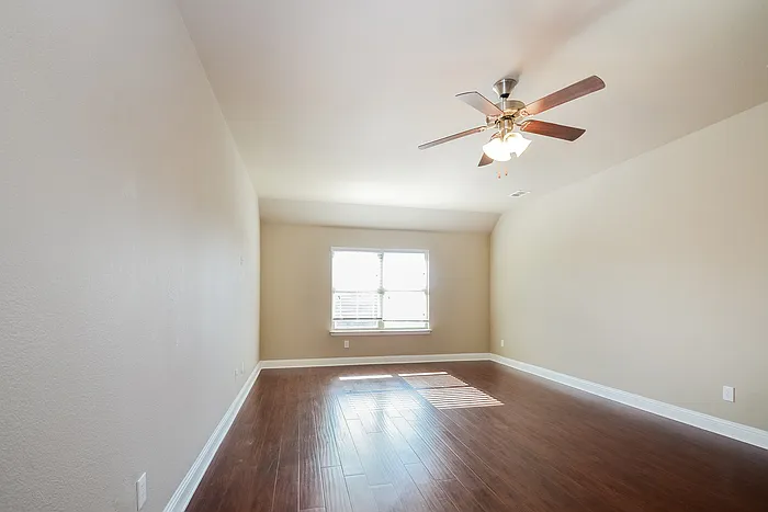 604 Kinghaven Dr — Photo 6