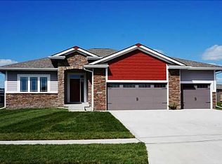 375 Fox Run Trl, Waukee, IA 50263