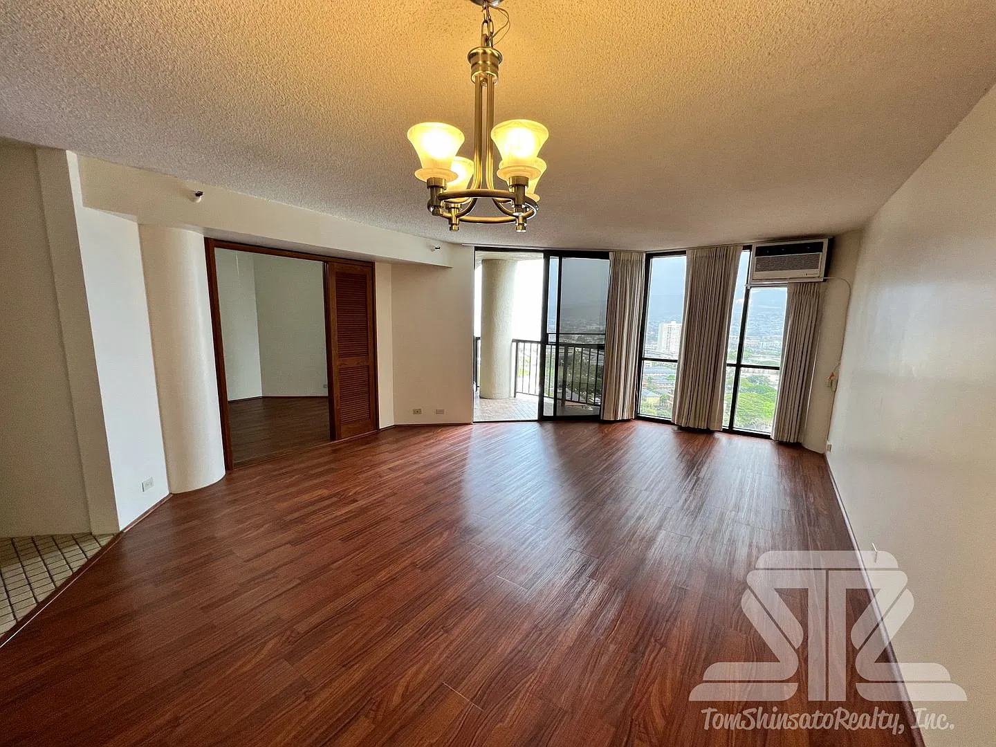 Available in November! Honolulu Tower Condo Rental - 2BR / 1Bath / 1Pkg — Photo 2