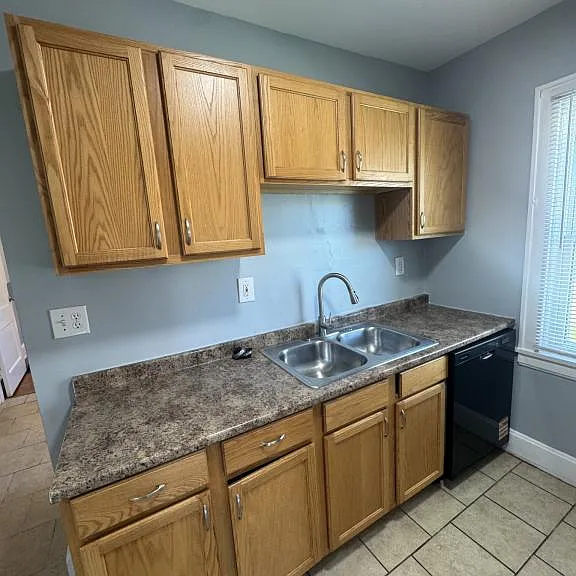 2539 Leslie Ave — Photo 1