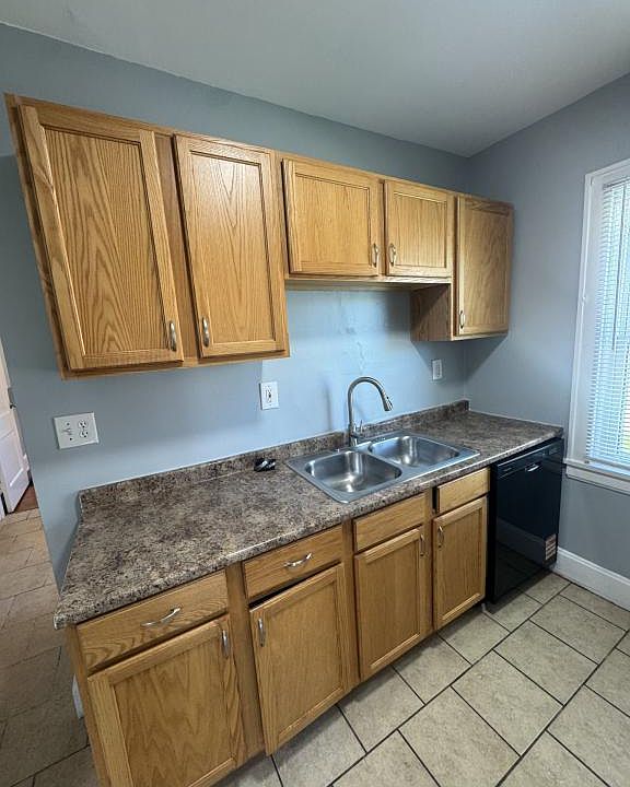 1st image of 2539 Leslie Ave