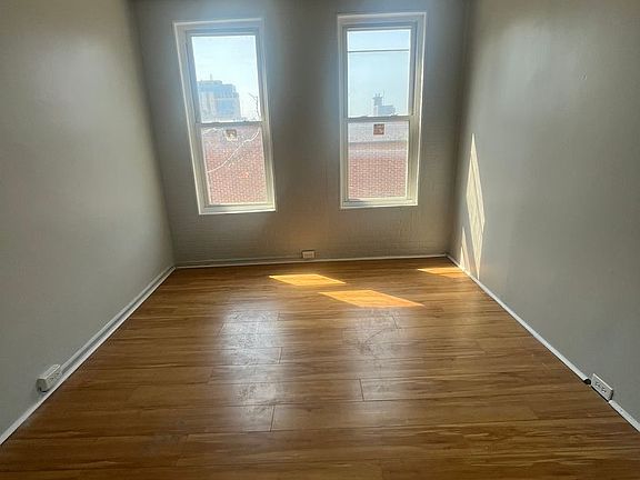 5th image of 125 Moss St