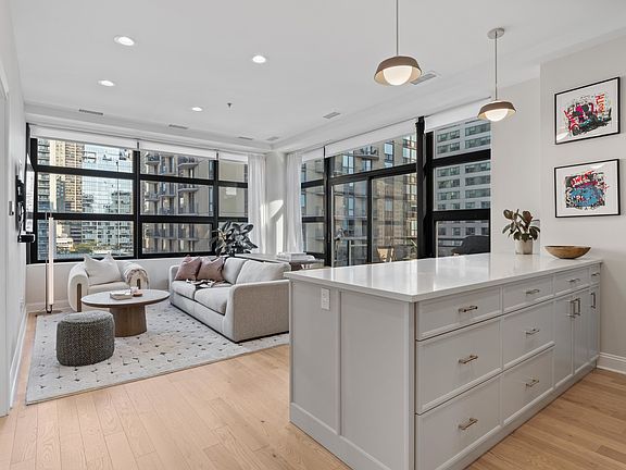 5th image of 101 W Superior St APT 905