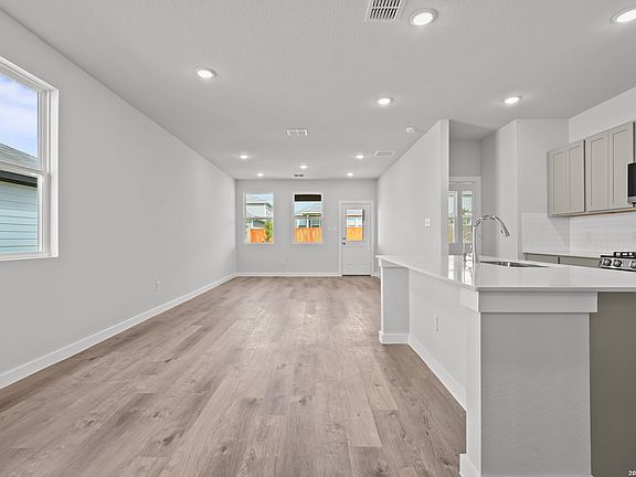 4th image of 5515 Franklin Hills