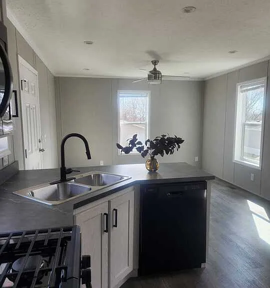 23 Thomas Ln #431 — Photo 7