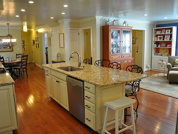 Open Floorplan, inviting!