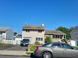 90 Burnham Dr, Fords, NJ