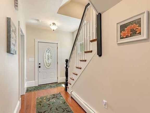 4th image of 32 Sanford St