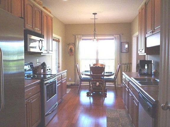 Kitchen & Breakfast Area