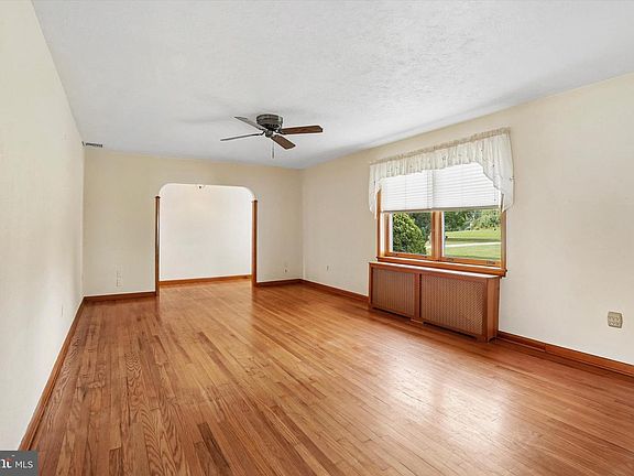 3rd image of 121 Eagle Rd