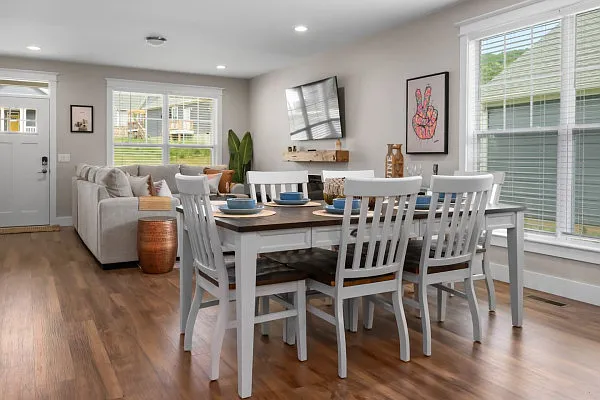 1208 Seven Sisters Ln — Photo 4