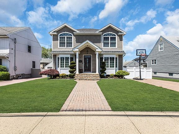 3rd image of 62 Netherwood Dr