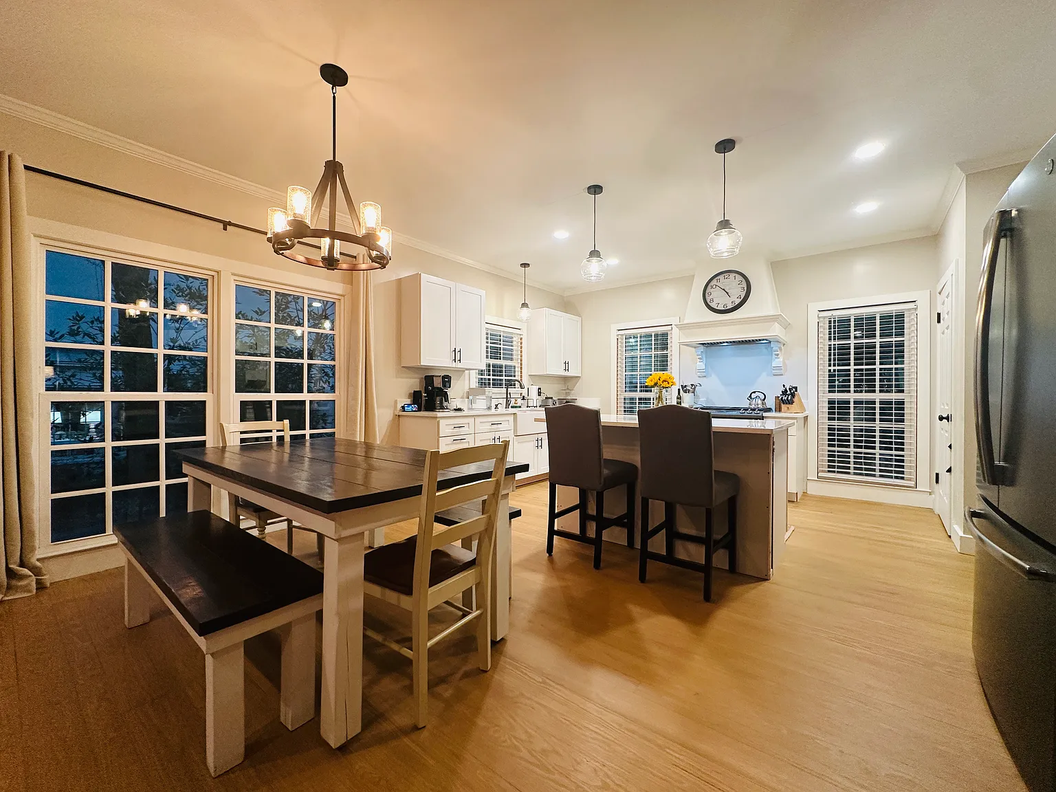 4 bed, 3.5 bath, 3017 sqft, $3,200 — Photo 2
