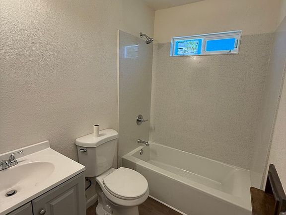5th image of 486 Colonial Cir