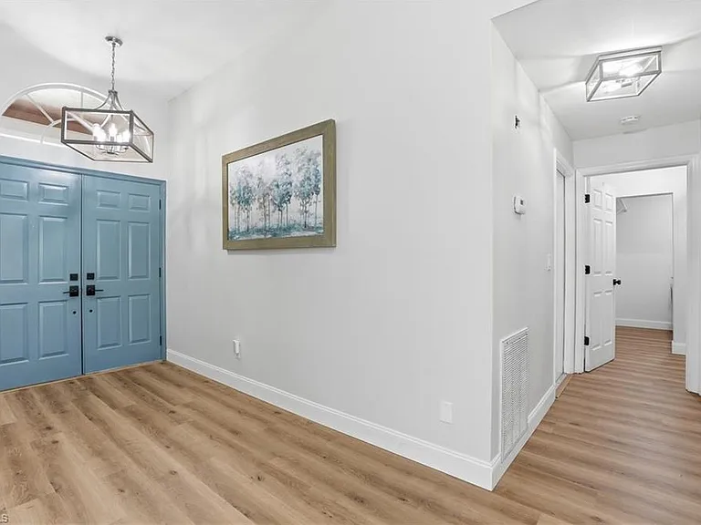 670 Lambton Ln — Photo 2