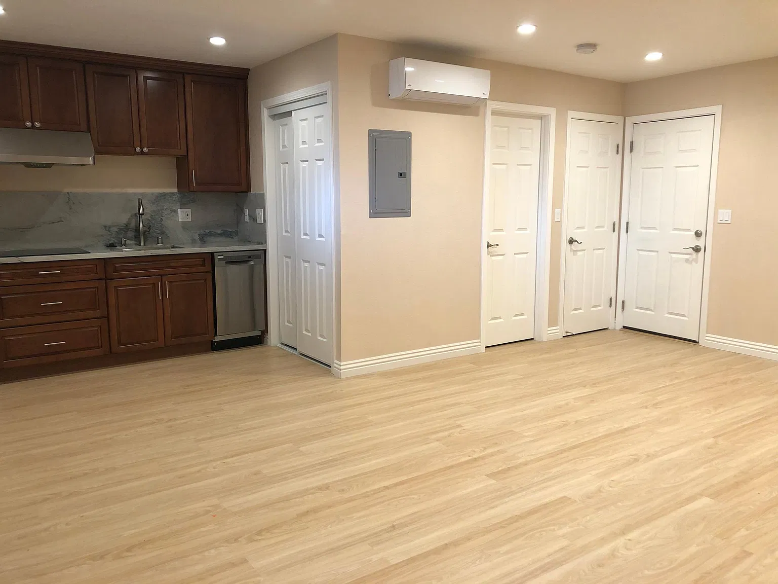 1 bed, 420 sqft, $2,300 — Photo 2
