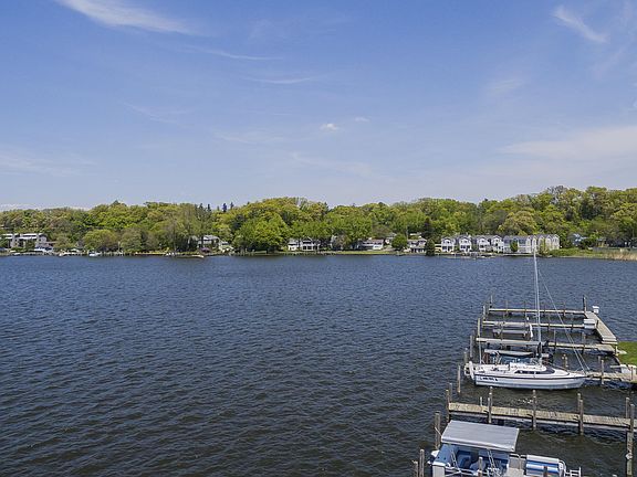 2nd image of 991 Lake St #4